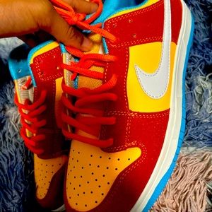 I am selling ‘Bart Simpson’dunks ,their a size 7.5, the main colors red & yellow